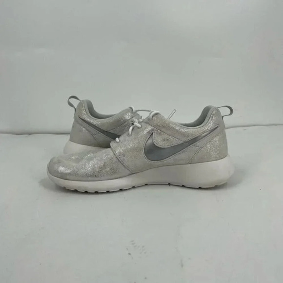 Nike Women's Roshe One Premium Metallic Platinum 833928-009 Sneaker Size 7.5 - Picture 7 of 11